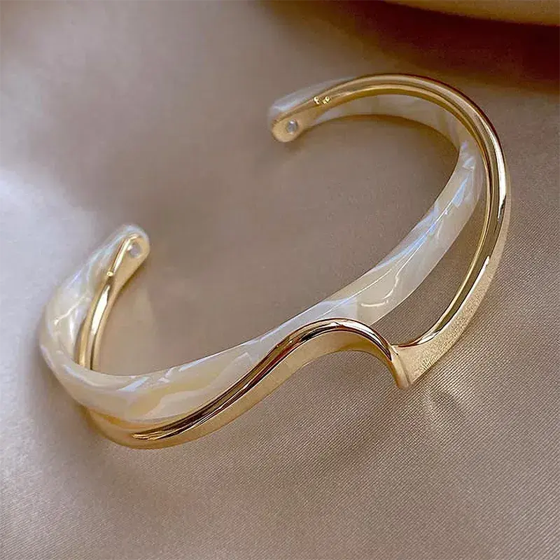 Pulseras-de-mariscos-blancos-para-mujer-brazaletes-de-Metal-con-curva-de-tablero-pulseras-de-mano_png_460ae84e-0eca-4177-b1e9-12ef51c328fc.webp