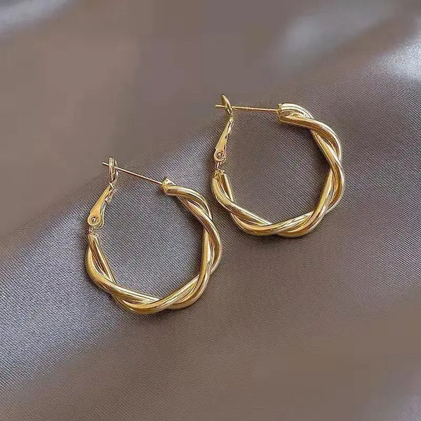 Elegant golden knotted earrings