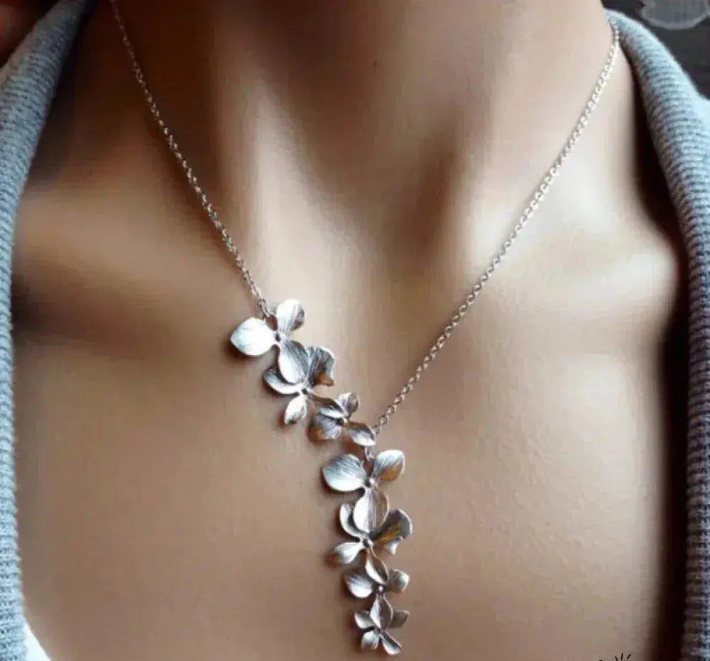 vintage-silver-flower-necklace-480.webp