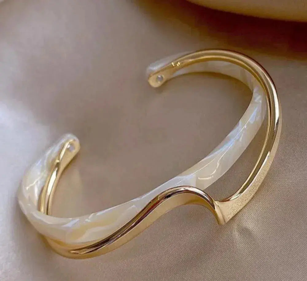 white-opal-elegant-golden-bracelet-774.webp